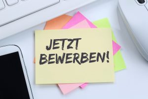 Ein gelber Post-it auf dem "Jetzt Bewerben!" steht