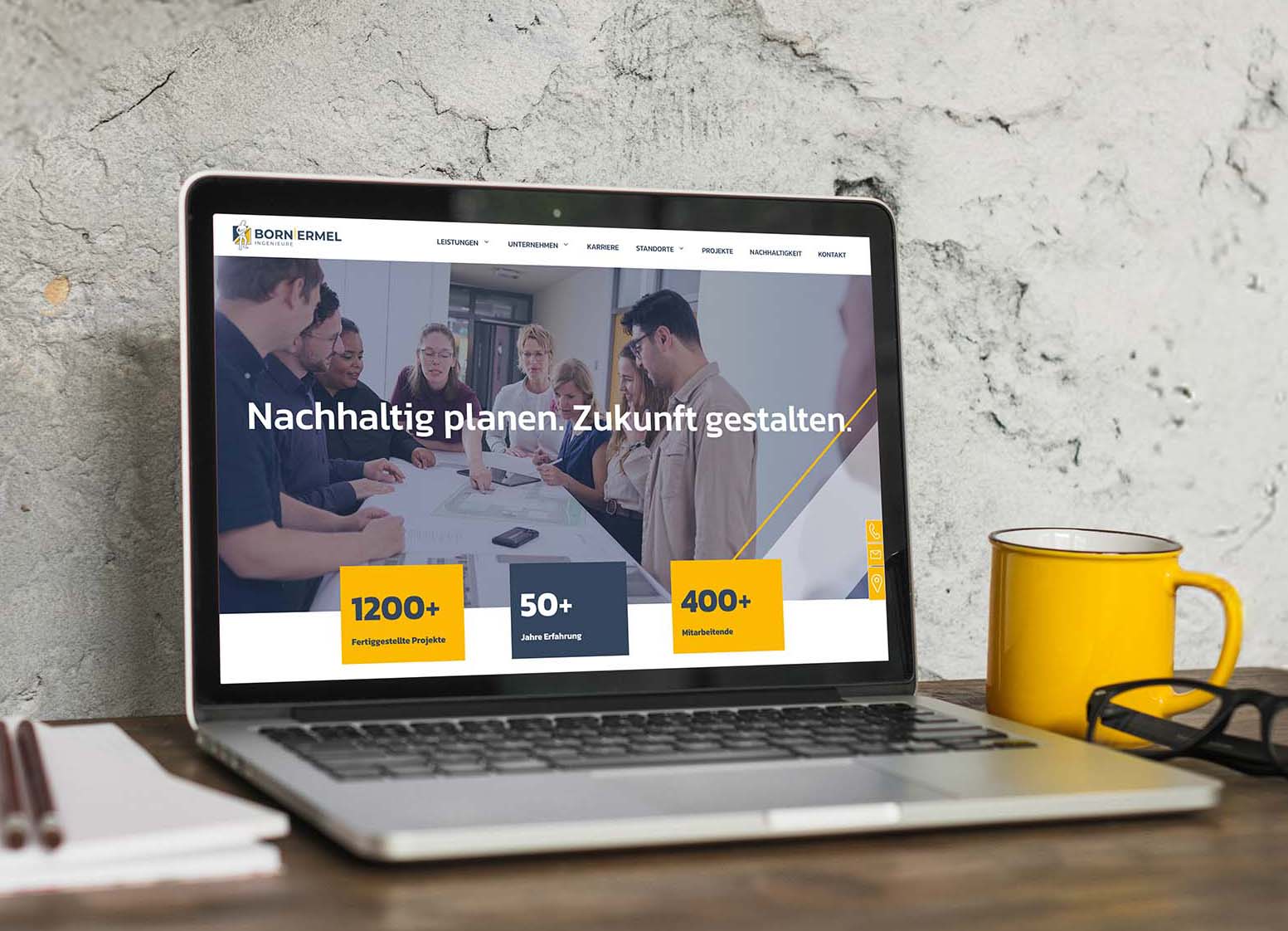 Laptop mit geöffneter Startseite der Born-Ermel-Website auf einem Schreibtisch