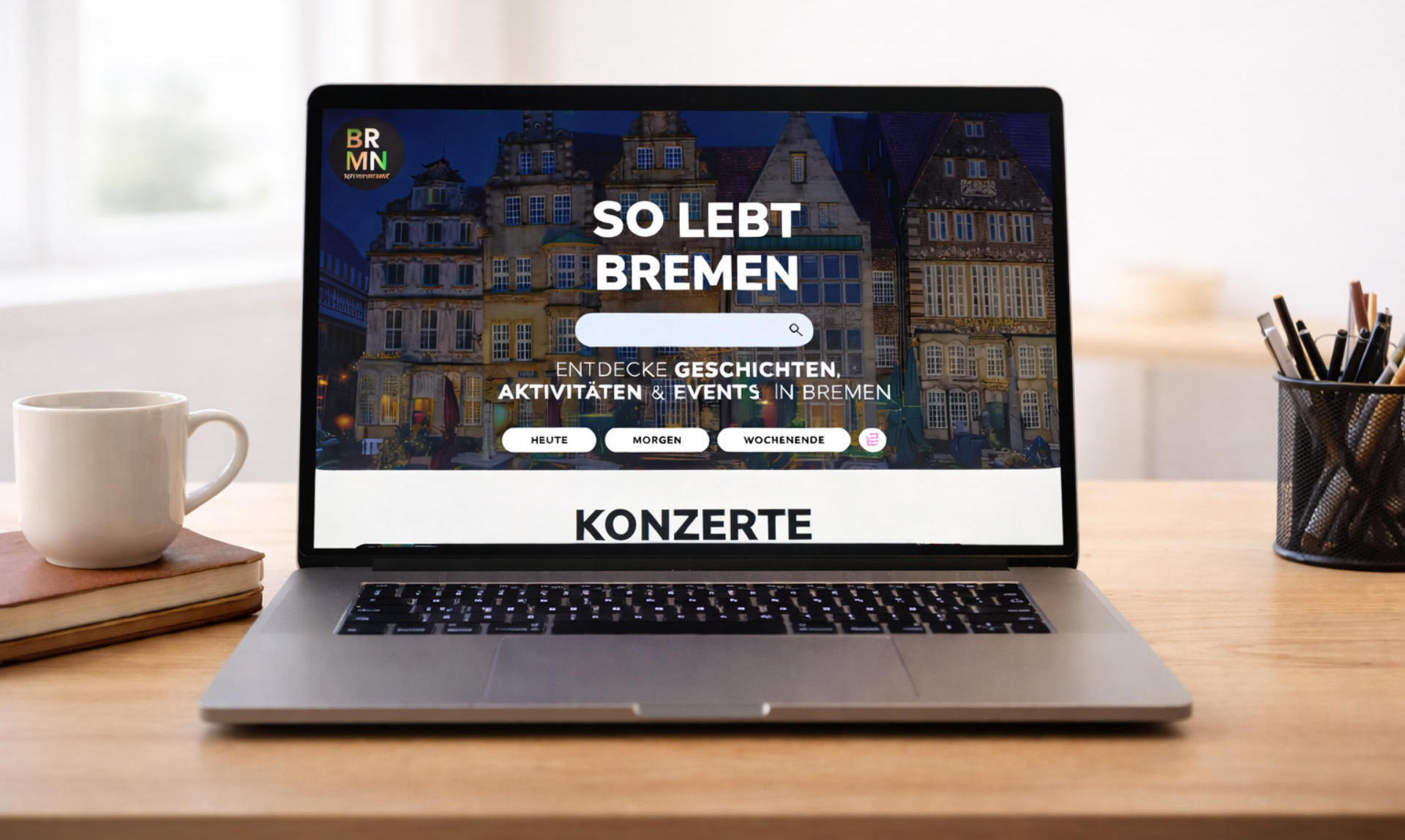 Das Bild zeigt das Eventportal So lebt Bremen auf einem Laptop, der auf einem Schreibtisch steht.