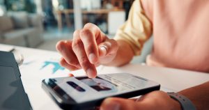 Nahaufnahme auf Hände, die ein Smartphone bedienen